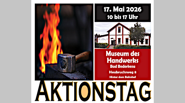 Das Foto zeigt rechts ein Bild des Handwerksmuseums, links daneben einen Hammer, der auf einen Amboss liegt, dahinter ein Feuer.